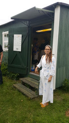 Utanför kaffestugan hittade vi Anna Holmblad. Det var hennes morfar, Olle Eklund som gjorde hoddan en gång. - Ja. här sprang man omkring som barn och lekte. Fast jag var nog för ung på den tiden för att uppskatta Torpet. Det har gått upp för mig på senare år.