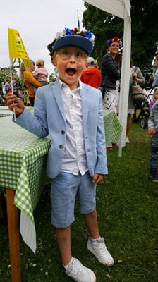 Oliver Everlönn stod i glasskön och viftade med vimpeln som berättade om På Limhamns arrangemang Hamnfestivalen senare i sommar.