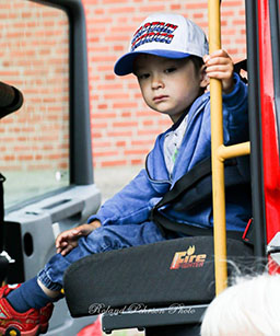 Takio Hubbard från USA testar brandbilen. Framtidsyrke?