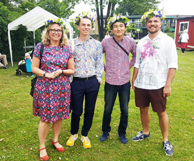 Bland de första som kom, var kompisarna Lotta Aronsson, Hannes Wiklund, Yuta Arakava och Simon Wikland. Yuta var anledningen till besöket. Han kommer från Japan och vännerna ville så gärna visa honom hur man firar en svensk midsommar.