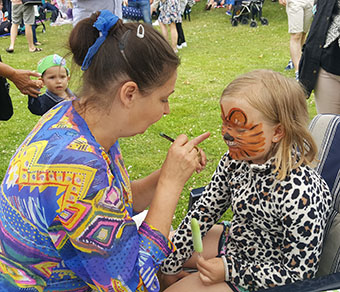 Har man så fina tigerkläder på sig, får man ju bli en tiger i ansiktet också. Här blir Sonja Engström, 8 år sminkad.