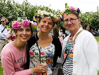 Riktigt midsommarklädda trallande(?) jäntor.