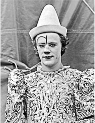 Toni Rhodin som den vite clownen.