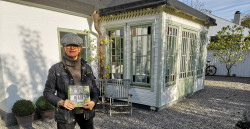 Ulla Hårde framför ett av de prisbelönta husen.
