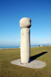 När flyktingar kom i land hade de som vana att lägga två stenar på marken där de landsteg. Bror Marklunds staty Främlingsmonumenten ute på Sibbarps södra del symboliserar just de två stenarna.