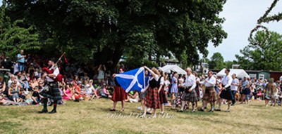 Långväga gäster från Skottland spelade upp några av sina folkvisor och dansade därtill.