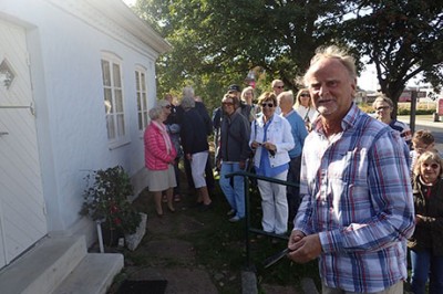 Stig Mortensson, som från början inspirerade Elisabeth att göra utställningen om "en vanlig gata på Rosenvång", fick äran att klippa bandet och därmed öppna utställningen.