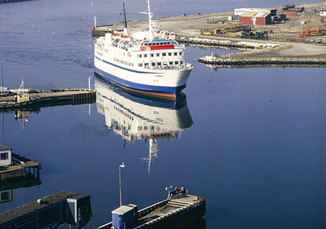 Färjorna seglar i hamn