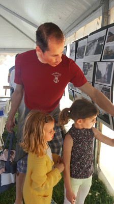 Serge Greydanus diskuterar utseende på fönster med sina barn.