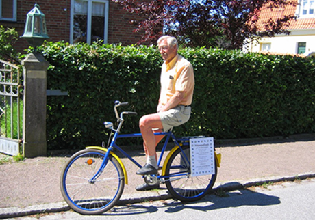 Stig var alltid redo att hjälpa Limhamns Museiförening. Här tar han en cykeltur och passar samtidigt på att göra eklam för något arrangemang på Soldattorpet.