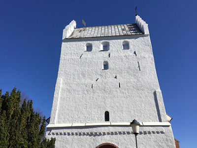 Kyrkans torn på V Klagstorps kyrka är trappgavelformat och vitkalkat. Mycket tyder på att det ursprungligen byggts som ett försvarstorn och är det som finns kvar av den ursprungliga kyrkan, 