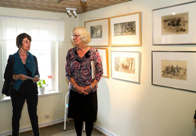 Veronica Ripa, Hjalmar Aspes barnbarn, och Elisabeth Ivansson invigningstalade vid vernissagen av utställningen om Hjalmar Asp.