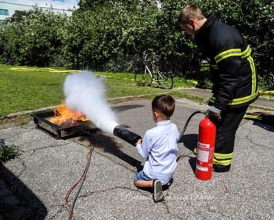 Medlemmar från Svedala räddningskår ger tips om hur man ska lyckas stoppa elden.
