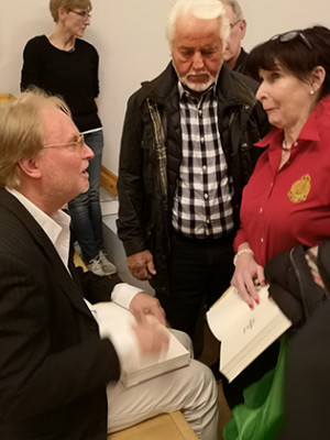 Lennart Hygerth och Bitte Kimrin var först och fick sin bok signerad.