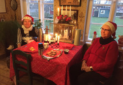 Kerstin och Marianna bjöd gästerna på lussekatter och pepparkakor.