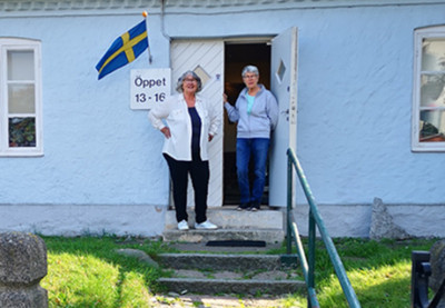 Värdinnorna Mona och Siv hälsar hjärtligt välkomna till Soldattorpet på Limhamnsvägen.