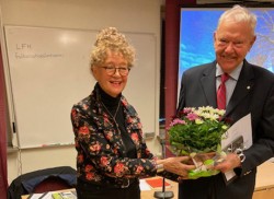 Ulla Hårde, ifrån Bervarandegruppen och författare till Prisade Limhamnshus, delade ut priset till Museiföreningens Tor-Erik Jönsson, Soldattorpets starke man.