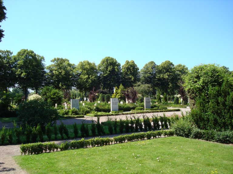 Två vandringar på kyrkogården